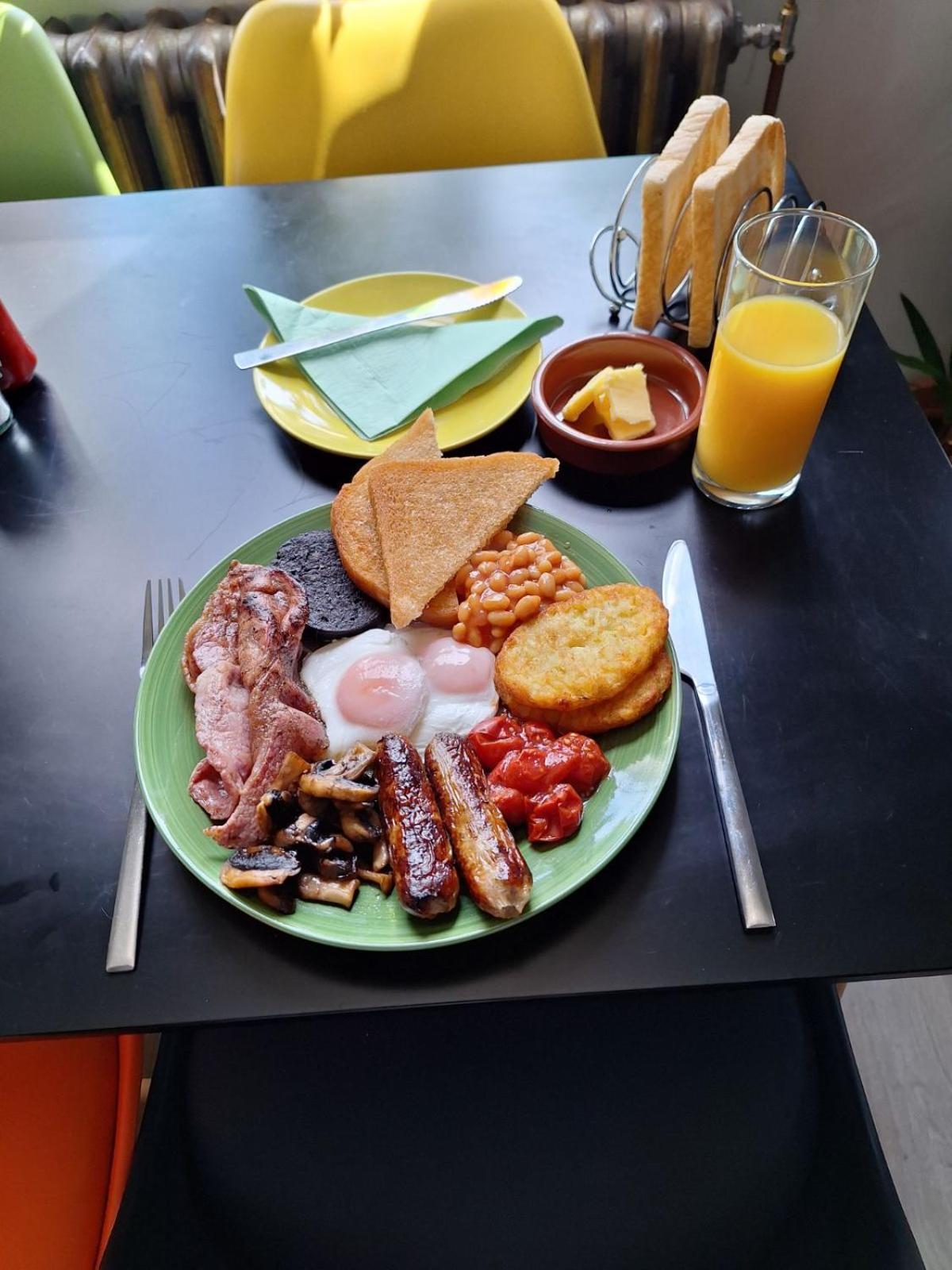 Bed & Breakfast Todmorden - The Toothless Mog *