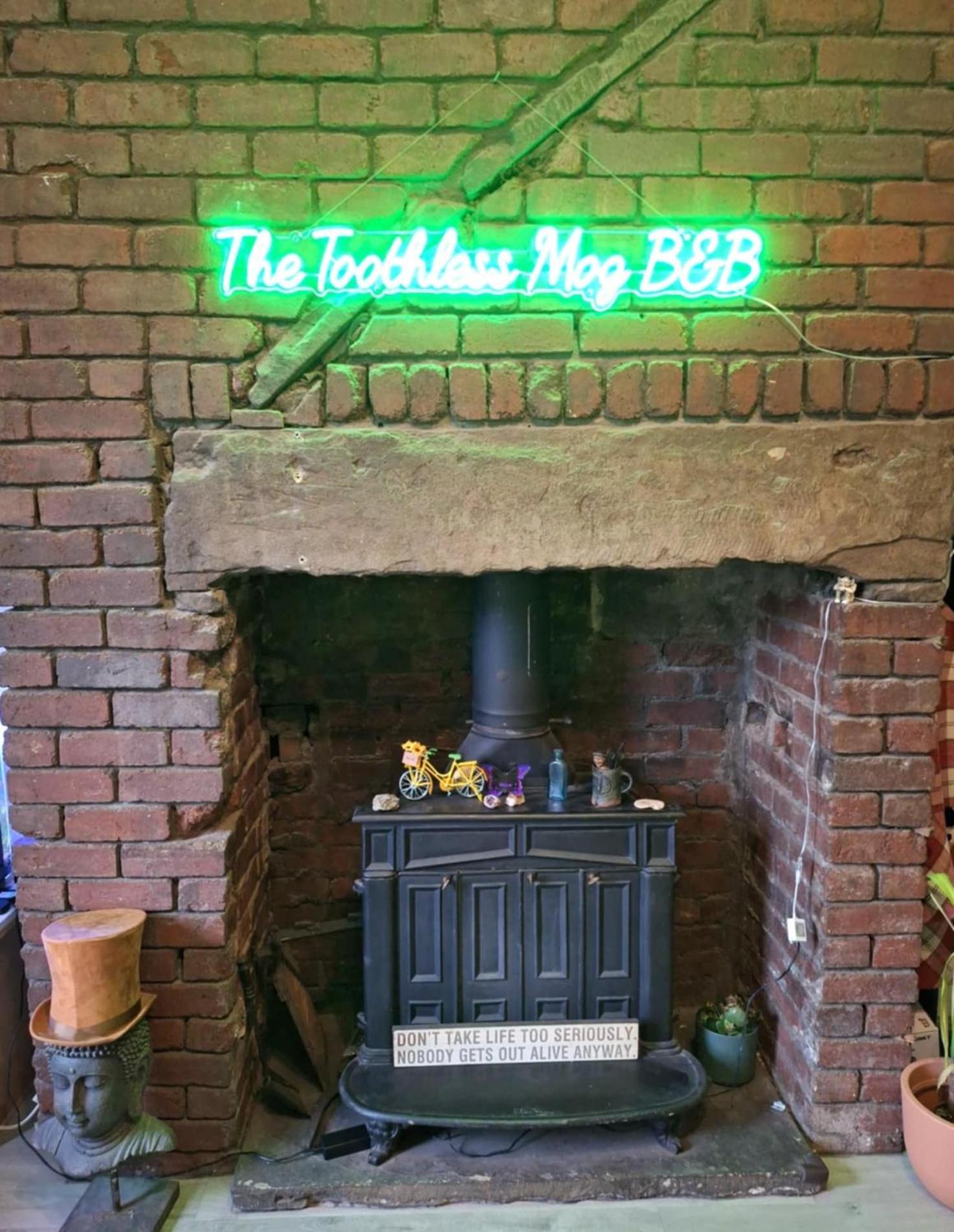 Bed & Breakfast Todmorden - The Toothless Mog Walsden